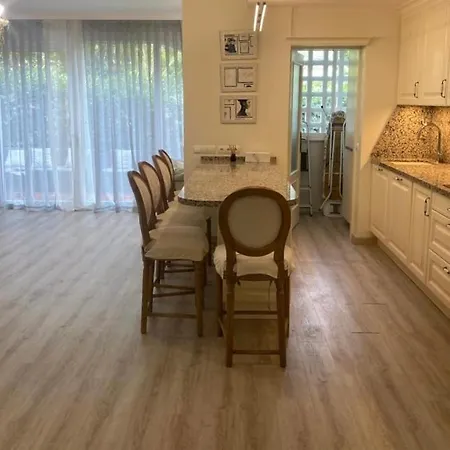 - Swimming Pool - Private Parking Apartment